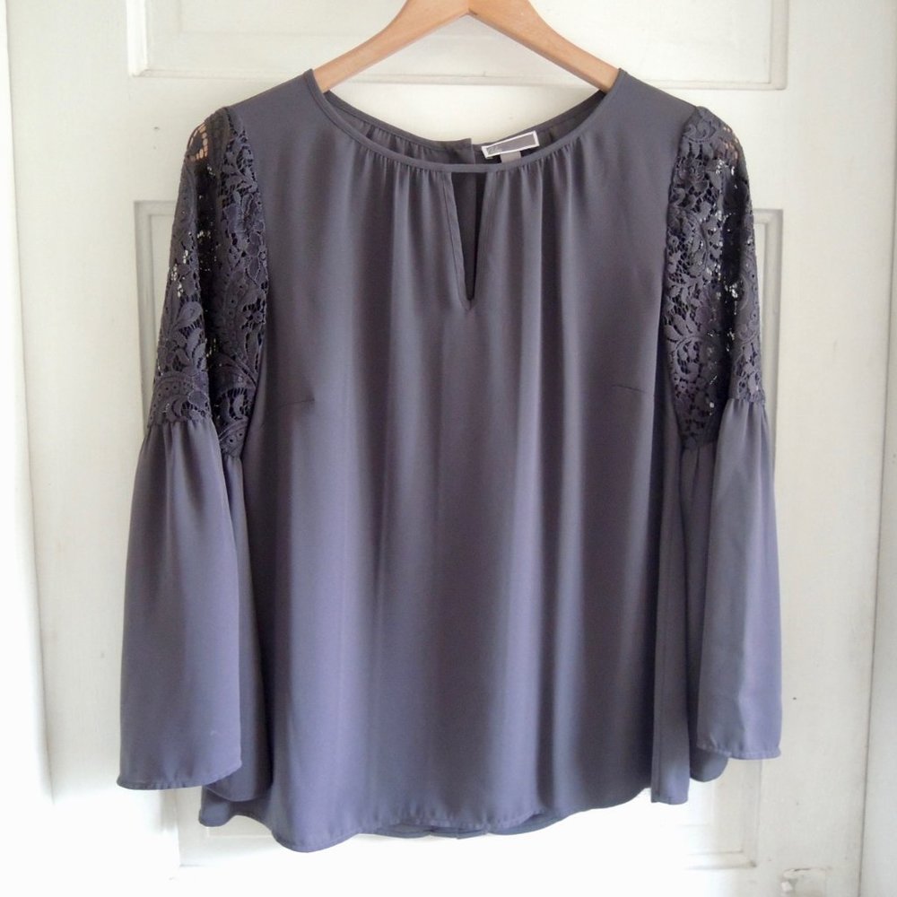 Chelsea28 Gray Crochet Lace Bell Sleeve Button Back Top XS *Runs L
